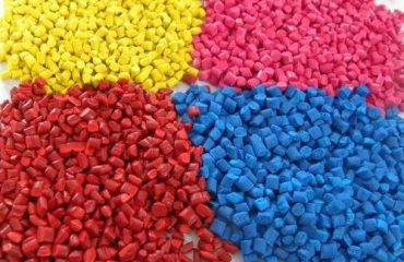 تفاوت پلی اتیلن و پلی پروپیلن در تعدادی از خواص اصلی مانند مقاومت در برار جریان برق، مواد شیمیایی، حرارت ، نقطه ذوب و موارد مصرفی آن‌ها در صنایع مختلف با توجه به ماهیتشان است