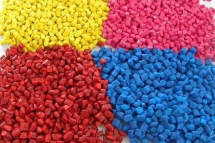 تفاوت پلی اتیلن و پلی پروپیلن تفاوت پلی اتیلن و پلی پروپیلن در تعدادی از خواص اصلی مانند مقاومت در برار جریان برق، مواد شیمیایی، حرارت ، نقطه ذوب و موارد مصرفی آنها در صنایع مختلف با توجه به ماهیتشان است